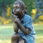 Bronzeskulptur Junges Mädchen im Garten