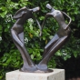 Bronzeskulptur Liebespaar auf Säule
