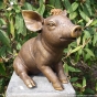 Bronzeskulptur Kleines Schweinchen Babe auf Säule im Garten 