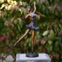 Bronzeskulptur Tanzende Ballerina mit brauner Patina auf Sockel