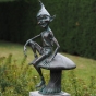 Bronzefigur Gnom auf Sockel im Garten 