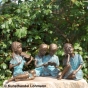 Bronzeskulptur Sarah mit Freunden auf Säule im Garten 