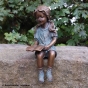 Bronzeskulptur Sitzendes Mädchen mit Ihrem Buch auf Säule 