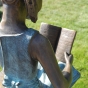 Bronzefigur- Mädchen mit Ihrem Buch 