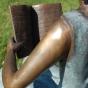 Bronzefigur Mädchen mit Buch detail Foto vom Buch