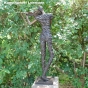 Bronzefigur Violinistin stehend auf einem Sockel von hinten 