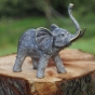 Bronzeskulptur Kleiner Elefant stehend mit grauer Patina und Messing Stoßzähnen 