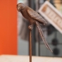 Bronzeskulptur Papagei mit einer braunen Patina auf einer Stange 