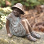 Bronzeskulptur Sitzendes Kleines Mädchen auf einem Stein im Garten 