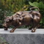 Bronzeskulptur Stehender Bulle mit brauner Patina im Garten 