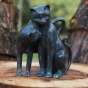 Bronzeskulptur Zwei Schmuse Katzen auf einem Baumstamm