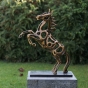 Bronzeskulptur Stehendes Pferd modern auf einem Sockel im Garten