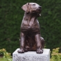 Bronzeskulptur Sitzender Welpe mit geneigten Blick nach links