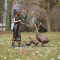 Bronzeskulptur "Mädchen füttert Gänse"