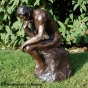 Bronzeskulptur der Denker vom Künstler Auguste Rodin von der Seite 