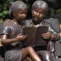 Bronzeskulptur Gesichter der beiden Kinder mit einem Buch 