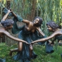 Bronzeskulptur Drei Tanzende Frauen im Sommerkleid mit braun grüner Patina