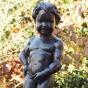 Bronzeskulptur Stehender Manneken Pis mit brauner Patina