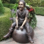 Bronzeskulptur Sitzendes Mädchen auf Ihrem Hüpfball mit brauner Patina 