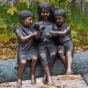 Bronzeskulptur Drei Mädchen mit einem Vogel in der Hand 