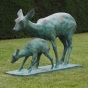 Bronzeskulptur Hirschkuh mit Jungtier stehend im Garten 
