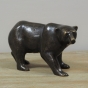 Moderne Bronzefigur eines Bären im Regal