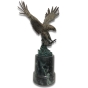 Seitenansicht der Bronzefigur "Steinadler im Anflug"