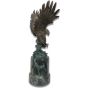 Schräge Rückansicht der Bronzefigur "Steinadler im Anflug"