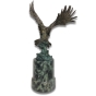 Rückansicht der Bronzefigur "Steinadler im Anflug"