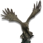 Nahansicht der Bronzefigur "Steinadler im Anflug"
