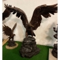Frontansicht der Bronzefigur "Großer Adler im Anflug"