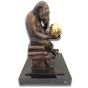 Rechte Seitenansicht der Bronzefigur "Affe mit Schädel"