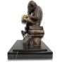 Linke Seitenansicht der Bronzefigur "Affe mit Schädel"