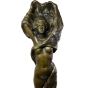 Nahansicht der Bronzefigur "Wehendes Kleid Frauenakt"
