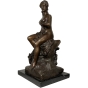 Schräge Frontansicht der Bronzefigur "Schöne Halle mit ihrem Widder"
