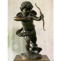 Schräge Frontansicht der Bronzefigur "Amor - Gott der Liebe"