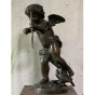 Frontansicht der Bronzefigur "Amor - Gott der Liebe" vor Hintergrund