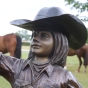 Bronzeskulptur "Junges Cowgirl mit Lasso"