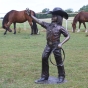 Bronzeskulptur "Junges Cowgirl mit Lasso"