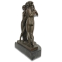 Schräge Frontansicht der Bronzefigur "Drei Grazien"