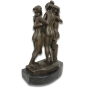 Schräge Rückansicht der Bronzefigur "Drei Grazien"