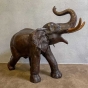 Seitenansicht der Bronzeskulptur "Fröhlicher Elefant"