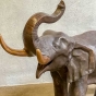 Nahansicht der Bronzeskulptur "Fröhlicher Elefant"