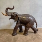 Seitenansicht der Bronzeskulptur "Fröhlicher Elefant"