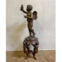 Seitenansicht der Bronzefigur "Engel mit Fisch" - links