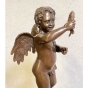 Nahaufnahme der Bronzefigur "Engel mit Fisch"