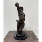 Frontalansicht der Bronzefigur "Erotische Frau"