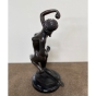 Rückansicht der Bronzefigur "Erotische Frau"