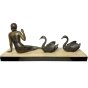 Rückansicht der Bronzefigur "Frau mit zwei Schwänen"
