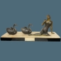 Bronzeskulptur "Lena mit zwei Schwänen" auf Marmorsockel